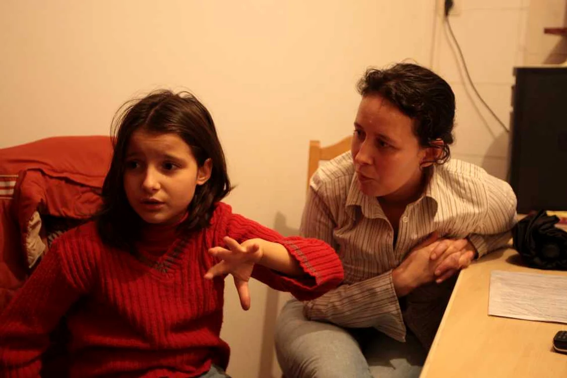 Milena Prună (dreapta), cea care a înfiinţat Asociaţia de Autism Transilvania, şi fiica ei Mara, care a fost diagnosticată cu autism. FOTO: Adevărul