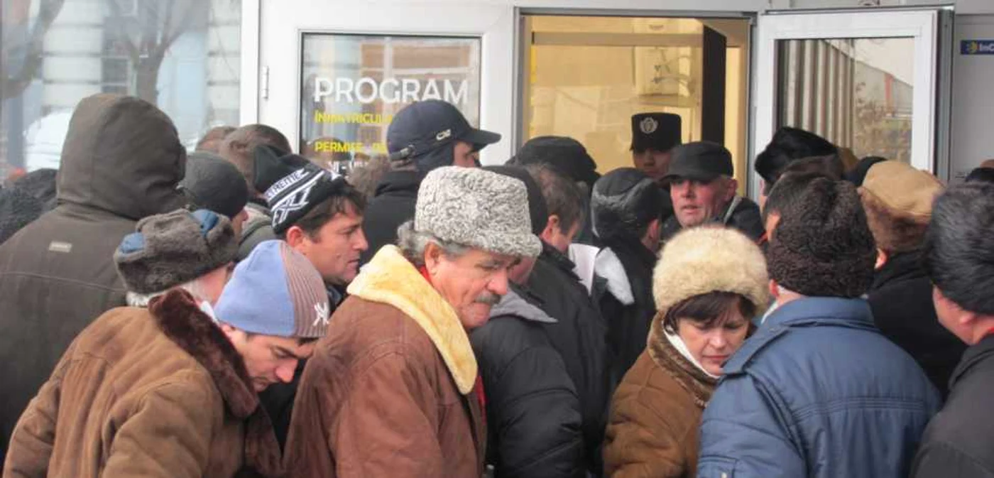 Vasluienii s-au înghesuit în fiecare zi la uşile serviciului FOTO:adevarul
