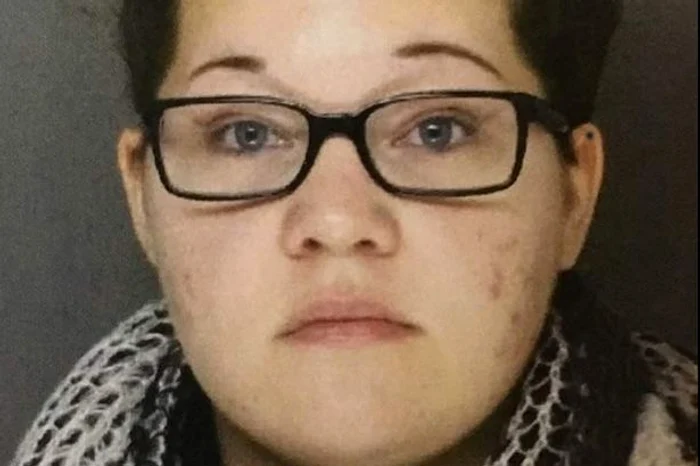 Chelsea Lorson a făcut sex cu doi elevi minori în propria mașină în timp ce-i conducea acasăFoto Mirror.co.uk