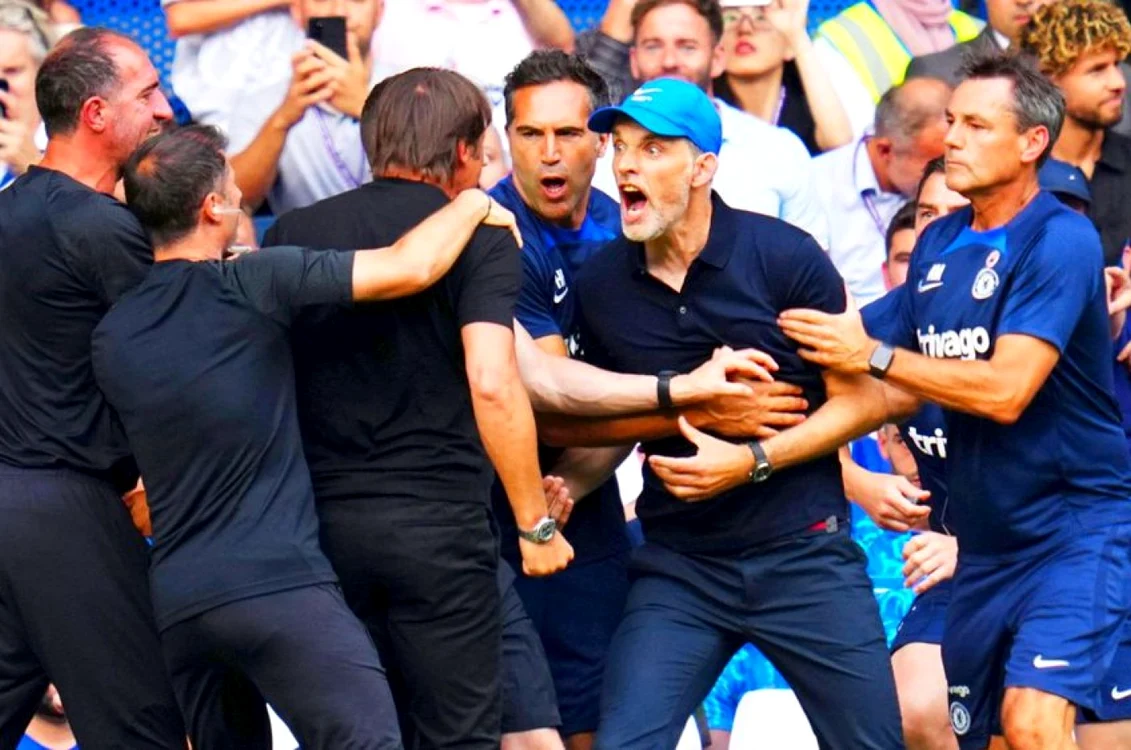 Thomas Tuchel (dreapta), un car de nervi, faţă în faţă, cu Antonio Conte
