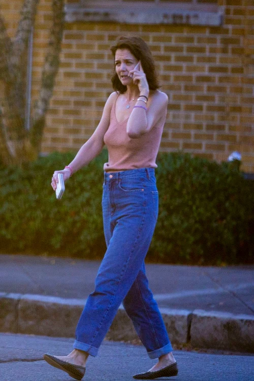 Katie Holmes a fost surprinsă de paparazzi pe străzile din New Orleans, fără sutien