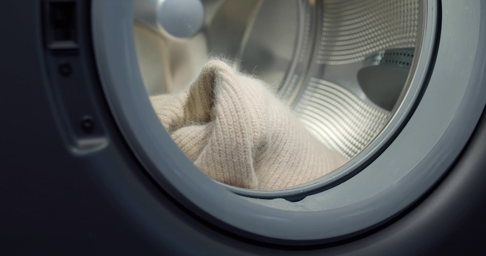 Ce trebuie să pui în mașina de spălat rufe: cel mai simplu truc. La ce ajută şi de ce trebuie să fii atent