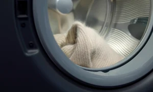 Masina de spalat pulover FOTO Shutterstock 