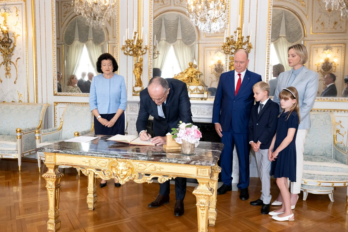 Prințul Jacques și Prințesa Gabriella, alături de Prințul Albert și Prințesa Charlene la numirea lui Didier Guillaume. FOTO: Palatul Princiar