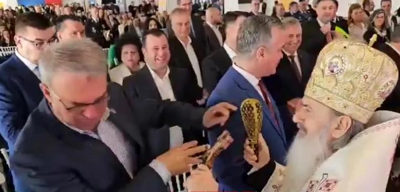 Teodosie îl stropește cu busuioc pe primarul Chițac FOTO: captură video