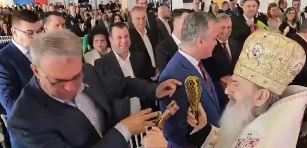 Moment amuzant la inaugurarea aeroportului din Constanța: cum s-a ferit primarul Chițac de agheasmă