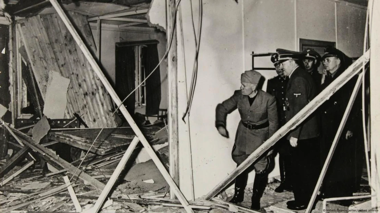 Hitler îi arată dictatorului italian Mussolini urmările exploziei din baraca de la "Wolfsschanze"