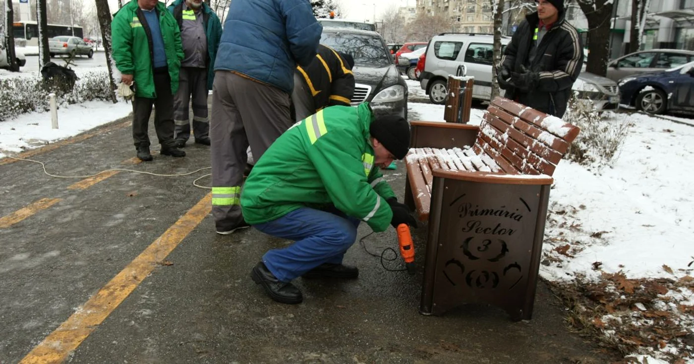 Muncitorii de la ADP Sectorul 3 schimbau luni dimineaţă băncuţele de pe Bulevardul Unirii, deşi acestea nu aveau nici o problemă FOTO Adevărul - Marian Iliescu