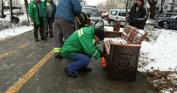 Muncitorii de la ADP Sectorul 3 schimbau luni dimineaţă băncuţele de pe Bulevardul Unirii, deşi acestea nu aveau nici o problemă FOTO Adevărul - Marian Iliescu