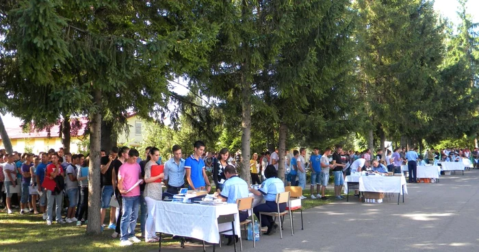 Concurenţa mare din fiecare an de la Şcoala de Agenţi de la Câmpina a fost speculată de cei doi arestaţi. FOTO arhivă Adevărul Ploieşti