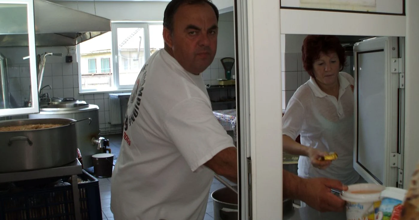 Foto Arhiva Oamenii vor primii de la cantina socială mâncare caldă, cozonac şi conserve 
