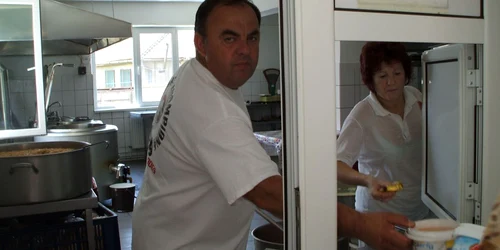 Foto Arhiva Oamenii vor primii de la cantina socială mâncare caldă, cozonac şi conserve