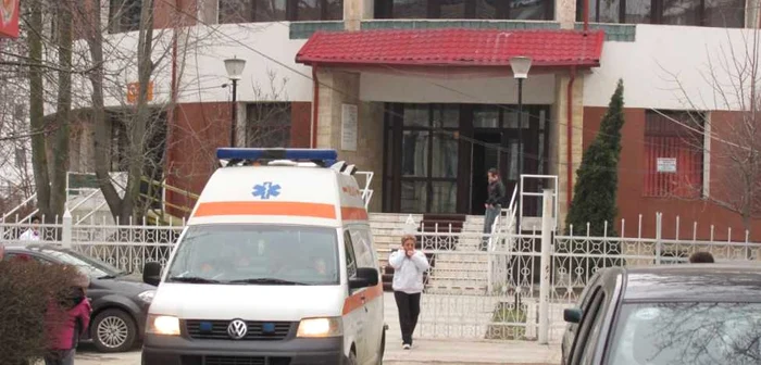 Elevul a fost preluat de o ambulanţă FOTO:adevarul
