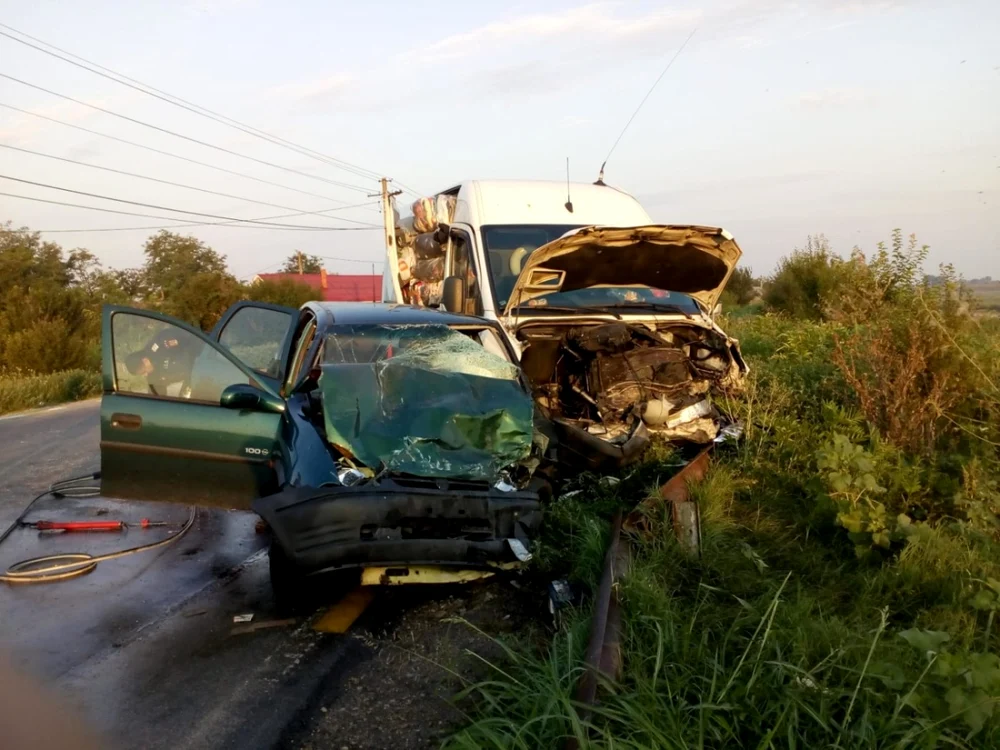 Şoferul autoturismului a rămas încarcerat în urma coliziunii