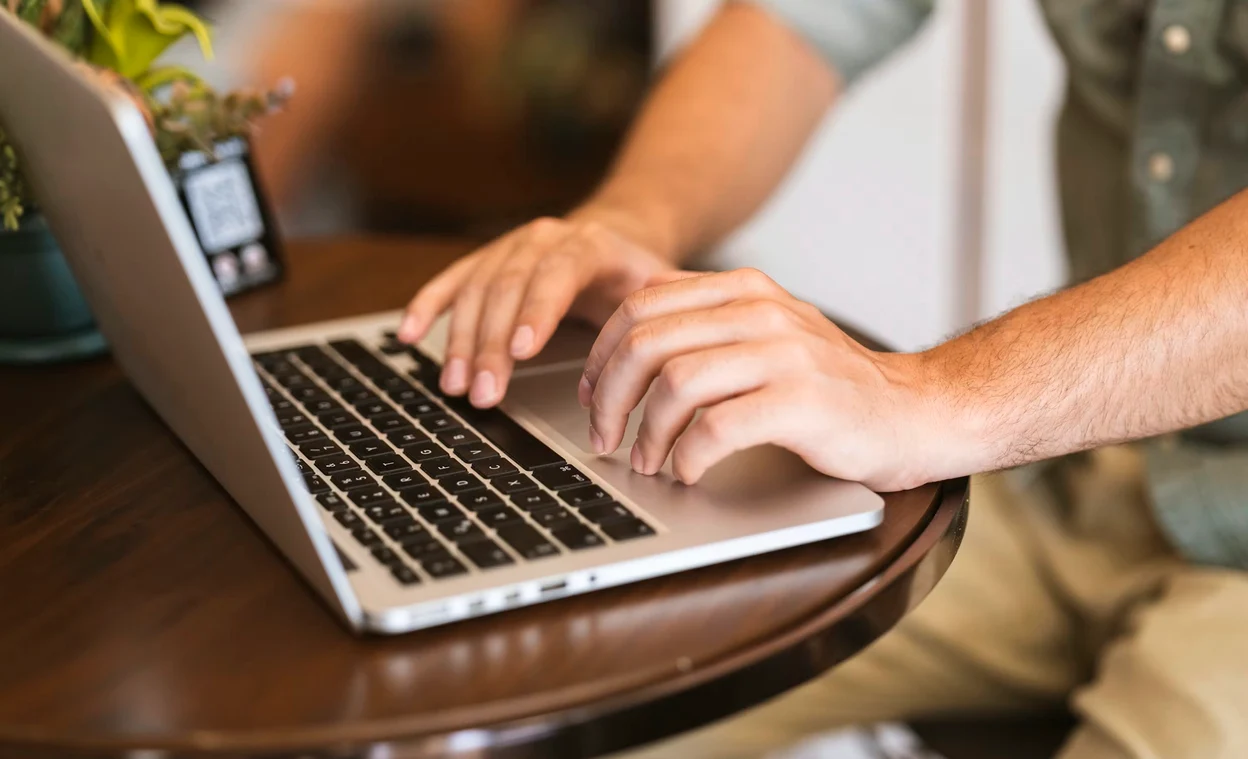 Tot mai multe platforme online facilitează accesul consumatorilor la produsele comercializate pe int