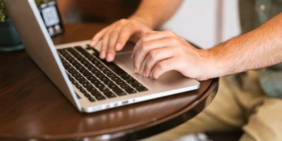 laptop internaut calculator tastatura unsplash1 jpeg