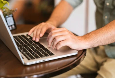 laptop internaut calculator tastatura unsplash1 jpeg