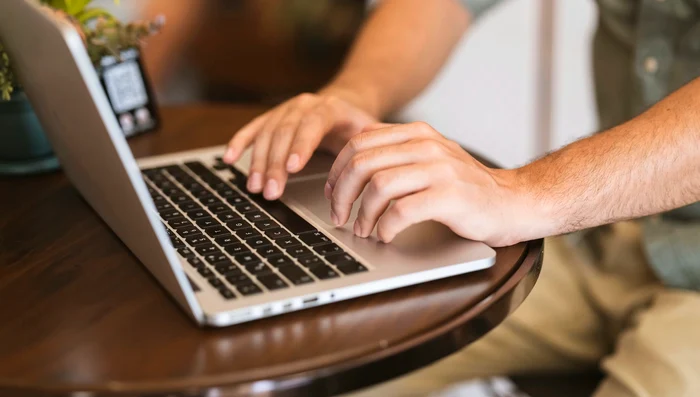 laptop internaut calculator tastatura unsplash1 jpeg