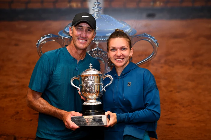 Imaginea cu Darren Cahill și Simona Halep care a intrat în istoria tenisului românesc: cei doi sărbătoresc câștigarea Roland GarrosGetty Images