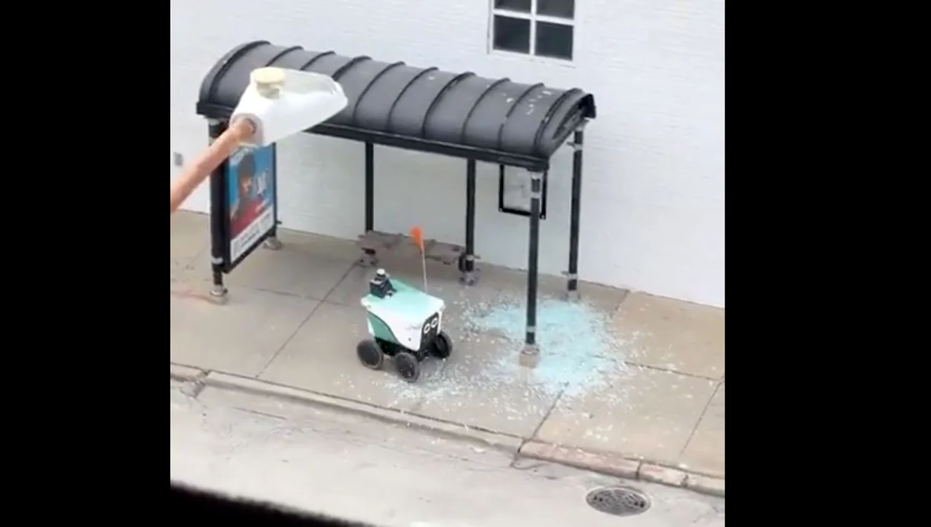 Robotul a trecut prin geamul stației. Foto: CBS News Chicago