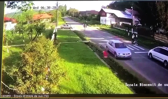 Fetiţa traversa strada pe trecerea de pietoni