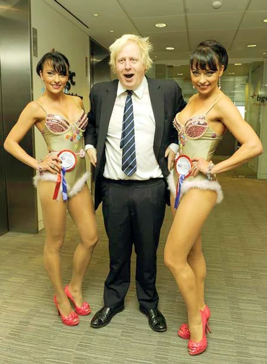 
    Monica şi Gabriela  Irimia  l-au cucerit încă din  2011  pe Boris Johnson   