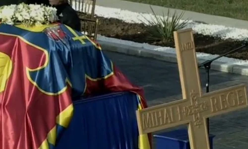 Regele Mihai I, pentru ultima dată acasă  Ceremonia de pe Aeroportul Otopeni jpeg