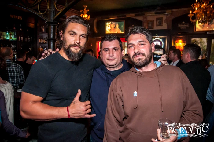 Jason Momoa, la bere, în Centrul Vechi (FOTO FACEBOOK)