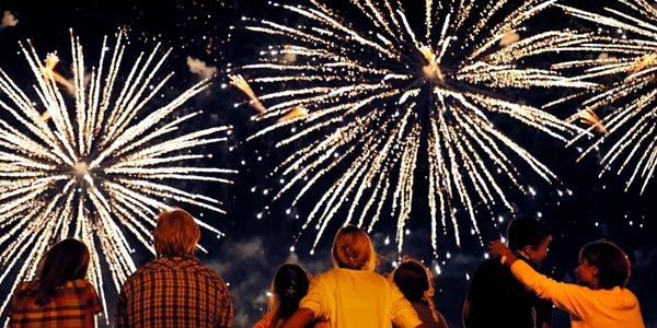 Oameni privesc focul de artificii în timpul Festivalului Internaţional al Artificiilor ROSTEC în parcul Brateevsky din Moscova Rusia FOTO EPA-EFE / Yuri Kochetkov