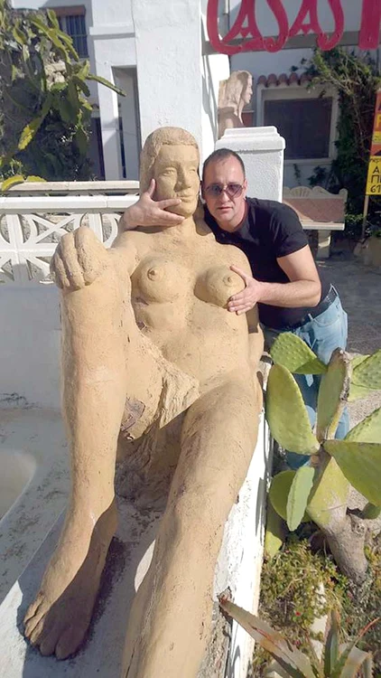 Cristi de la “Haiducii” a măsurat bustul unei femei din piatrăFoto: Arhivă Personală
