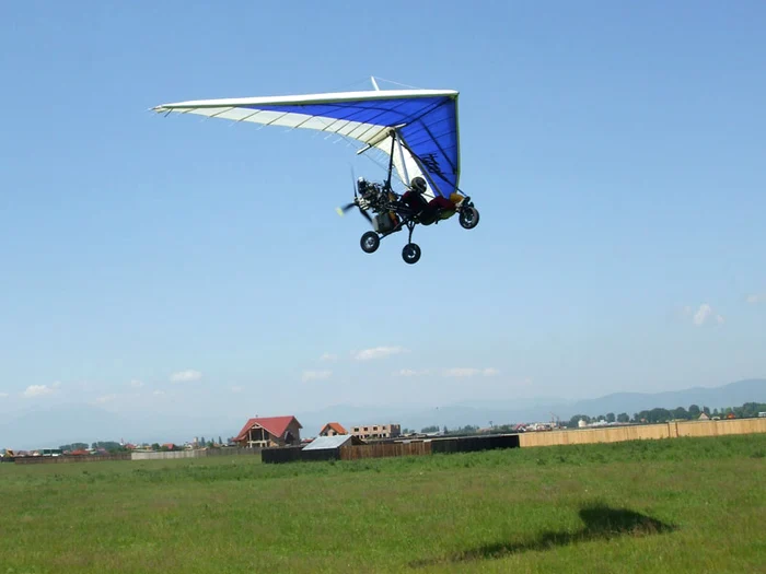 Contrabandiştii au trecut graniţa cu motodeltaplanul