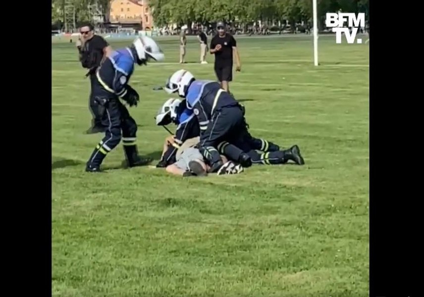 Momentul în care bărbatul care a înjunghiat mai mulți copii și adulți într-un parc din Franța este arestat VIDEO