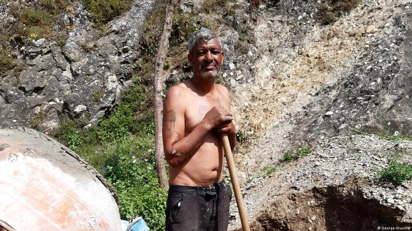 Meșter cărămidar de etnie romă din comuna Cetățeni, județul Argeș - o meserie pe cale de dispariție