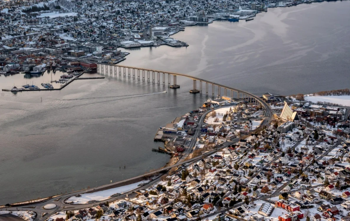 romsø, Norvegia, un oraș situat la 300 de kilometri deasupra Cercului Polar Arctic