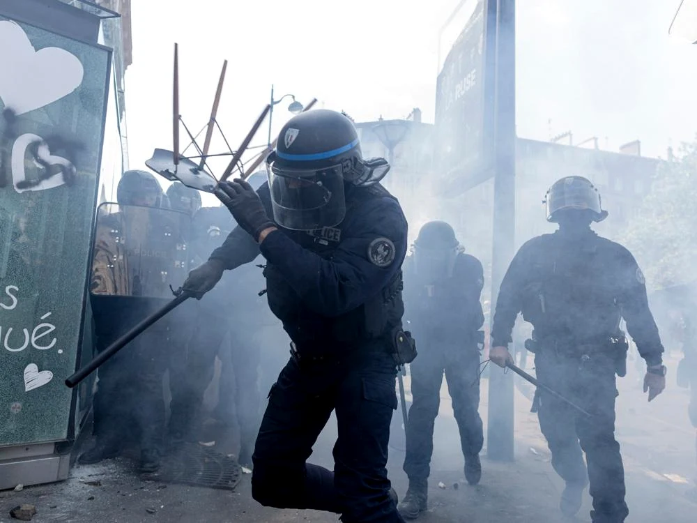 Proteste violente la Paris. Foto: Twitter/ottawa sun