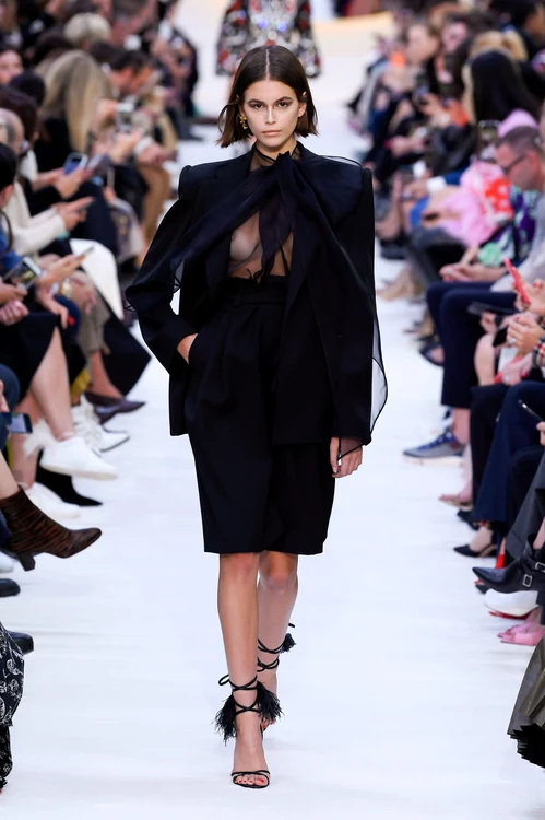 Kaia a rămas cu unul dintre sâni la vedere, pe podium