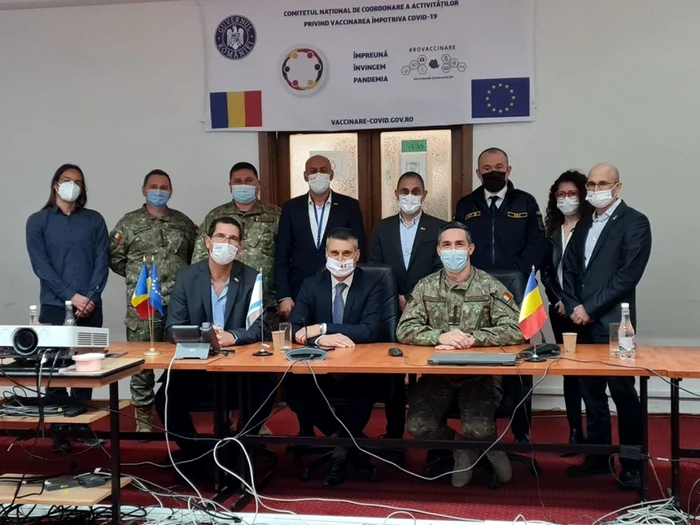 O delegaţie medicală de experţi din Israel a fost primită la sediul CNCAV, de către coordonatorul campaniei de vaccinare, col. dr. Valeriu Gheorghiţă Foto: News