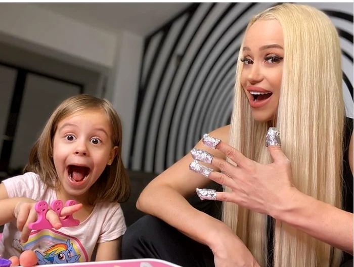 Anda Adam încearcă să scape singură, acasă, de oja semipermanentă de pe unghii