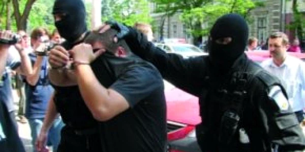Craiova:Au făcut o avere din file de CEC false, dar au fost prinşi şi duşi în arest