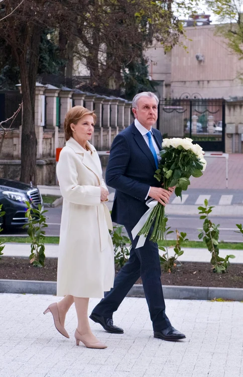 Majestatea Sa Margareta în alb și Principele Radu la Statuia Reginei Maria de la Chisinau   Daniel Angelescu, Casa Majestății Sale (1) jpeg