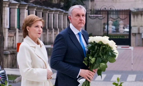 Majestatea Sa Margareta în alb și Principele Radu la Statuia Reginei Maria de la Chisinau   Daniel Angelescu, Casa Majestății Sale (1) jpeg