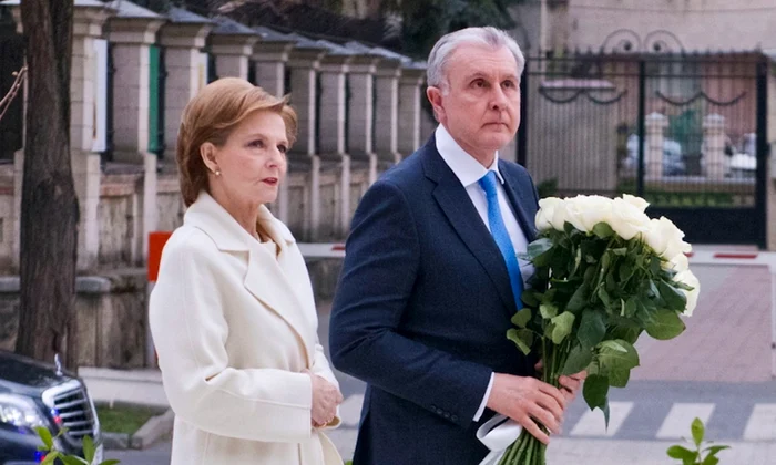 Majestatea Sa Margareta în alb și Principele Radu la Statuia Reginei Maria de la Chisinau   Daniel Angelescu, Casa Majestății Sale (1) jpeg