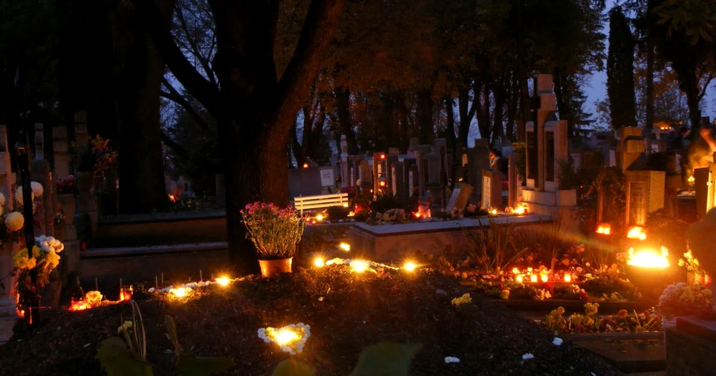 Mormintele sunt luminate cu lumânări şi candele                       FOTO Arhiva Adevărul