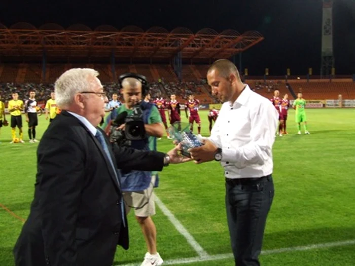 Antrenorul Costel Enache primeste trofeul „Fair Play”