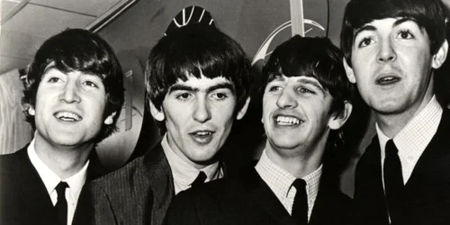 De la stânga la dreapta: John Lennon, George Harrison, Ringo Starr şi Paul McCartney