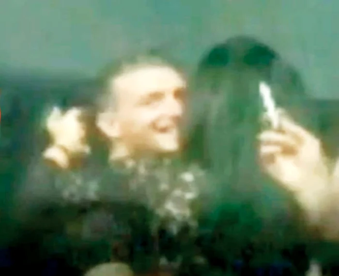 Solistul a fost surprins din nou cu o brunetă  misterioasă, care pare a fi aceeaşi cu amanta din iulie