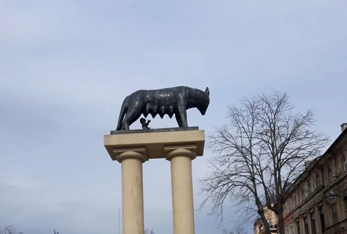 Care lipseşte: Romulus sau Remus FOTO Facebook MIhai Dan Ionescu