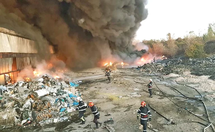 
    Depozitul de mase plastice a ars mai bine de 20 de ore  
