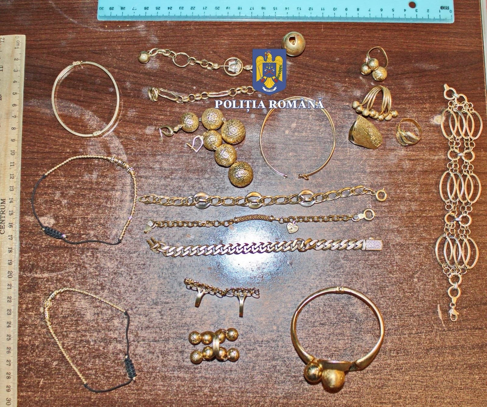 Bijuterii din aur ascunse la un metru adâncime, pe un teren viran de lângă Galați. Hoțul, lăsat în libertate