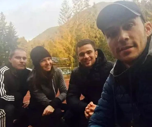 Simona Halep alături de echipa ei, înaintea unui nou antrenament jpeg